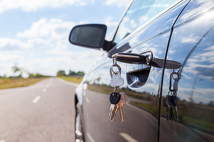 Fahrzeugschlüssel steckt im Fahrzeugschloß